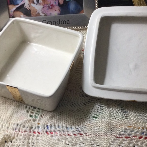 Vintage covered rose gift box with gold trim. Ceramic from 1950’s. - Picture 3 of 7